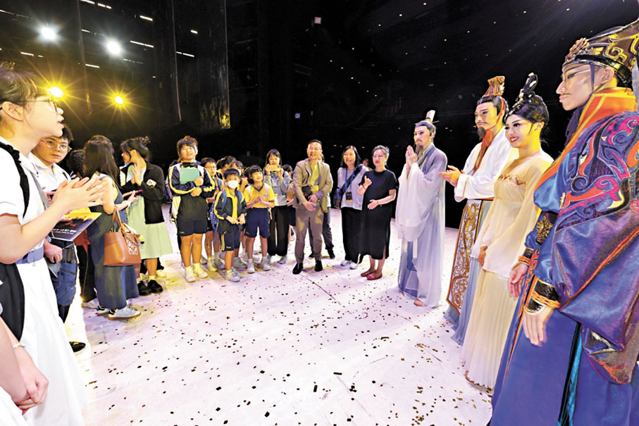 舞劇《孔子》在演出期間特別邀請50多名香港中小學生到場觀演，並在演出結束後與演員、導演面對面交流。